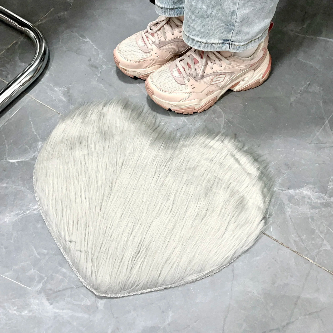 Heart-Shaped Plush Area Rug - Cozy Decorative Accent Carpet